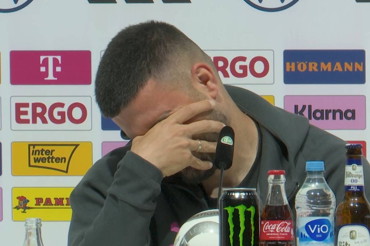 Deniz Undav reagiert auf der DFB-PK verwundert auf eine Frage zur Torhüterposition rund um Marc-André ter Stegen. Der Angreifer kann sich einen Lacher nicht verkneifen.