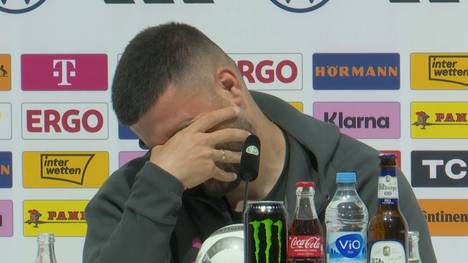 Deniz Undav reagiert auf der DFB-PK verwundert auf eine Frage zur Torhüterposition rund um Marc-André ter Stegen. Der Angreifer kann sich einen Lacher nicht verkneifen.