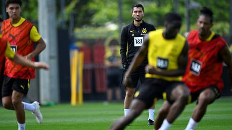 Sahin schaute beim Trainingsauftakt genau hin