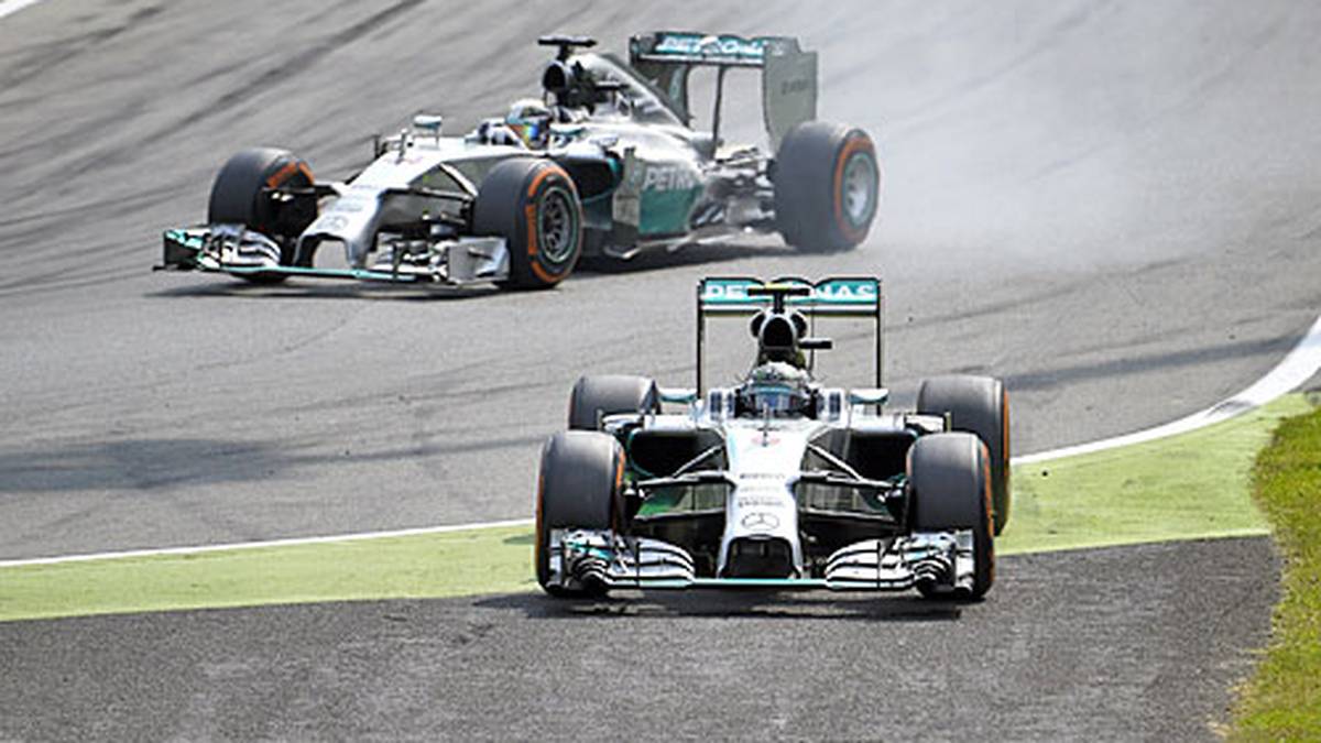 07. September: Denn schon beim nächsten Rennen in Monza wirkt Rosberg komplett verunsichert. In Führung liegend und von Hamilton gejagt, leistet sich der Wahl-Monegasse gleich zwei haarsträubende Verbremser und muss den Briten ziehen lassen. Im Anschluss kommen Gerüchte auf, Mercedes habe Hamilton gewinnen lassen, um den Teamfrieden zu wahren