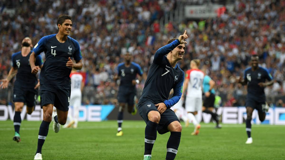 Und jubelt mit seinem gewohnten Tänzchen. Mit 2:1 für Frankreich geht es auch in die Halbzeit
