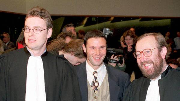  Jean-Marc Bosman (M.) und seine Anwälte zeigen sich 1995 nach dem Urteil zufrieden