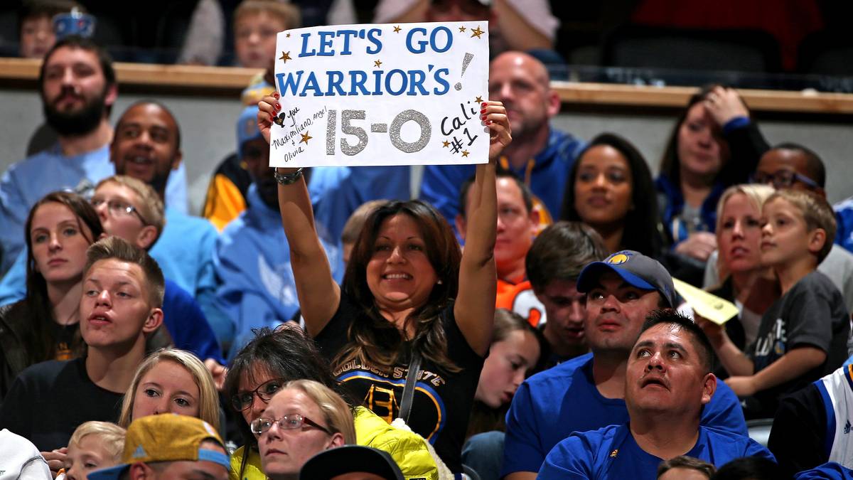 Die Botschaft der Fans der Golden State Warriors vor dem Spiel gegen die Denver Nuggets ist klar: Sie fordern den 15. Sieg im 15. Spiel, mit dem die Warriors den NBA-Startrekord einstellen würden