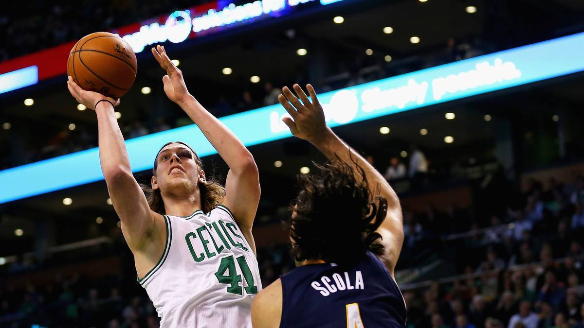Zudem sammelt Olynyk fleißig Punkte. Mit seinen 19 Punkten gegen den direkten Konkurrenten ist er Sieggarant. Die Celtics dürfen sich weiterhin Hoffnungen auf die Playoffs machen