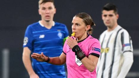 Stephanie Frappart war am Mittwochabend die erste Schiedsrichterin der Champions League. Sie pfiff die Partie zwischen Kiew und Juventus