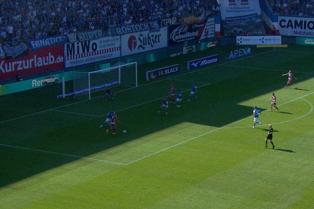 Fortuna Düsseldorf hat bei Hansa Rostock das dritte Spiel in Folge in der 2. Fußball-Bundesliga gewonnen. Weil am Wochenende auch die Konkurrenz patzte, übernehmen die Rheinländer die Tabellenführung.