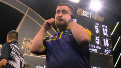 Gian van Veen setzt sich in einem spannenden Decider gegen Luke Littler durch. Am Ende schäumen die Emotionen auf der Bühne hoch.