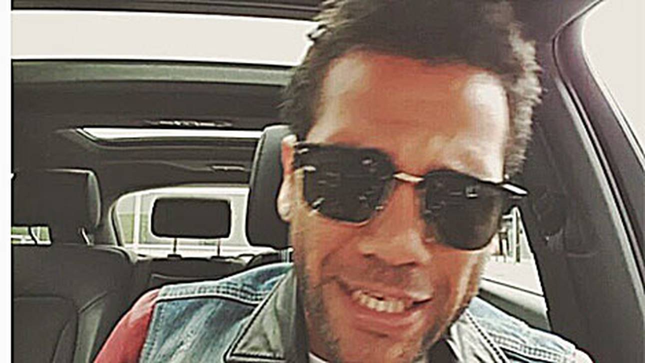 Barcelonas Alves als Sangeskünstler