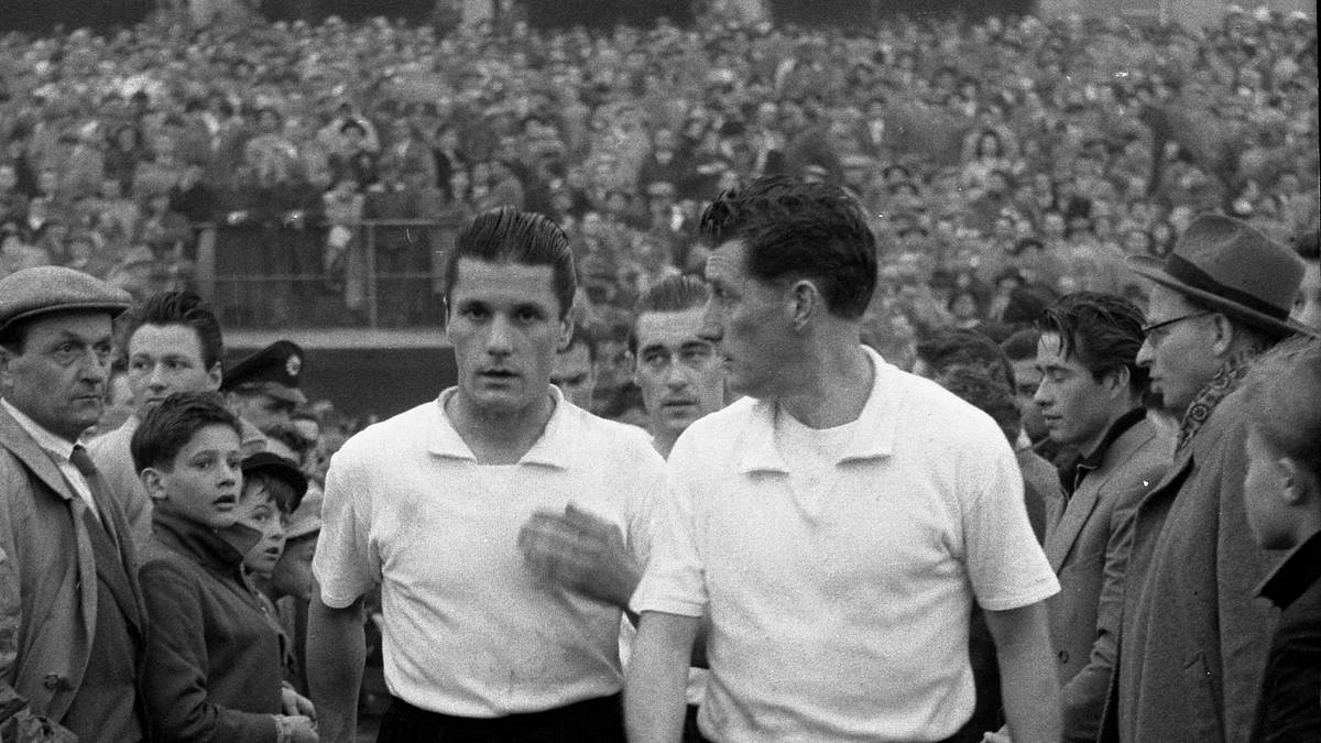 FRITZ und OTTMAR WALTER: Die Walter-Brüder ware die Ikonen der Roten Teufel vom Betzenberg, Ottmar (l.) stand immer im Schatten seines großen Bruders. Beide machten 1954 das Wunder von Bern perfekt. In 321 Pflichtspielen für den 1. FC Kaiserslautern traf "Ottes" 336 Mal und führt damit vor seinem Bruder Fritz (r.), der in in 379 Spielen 306 Tore schoss