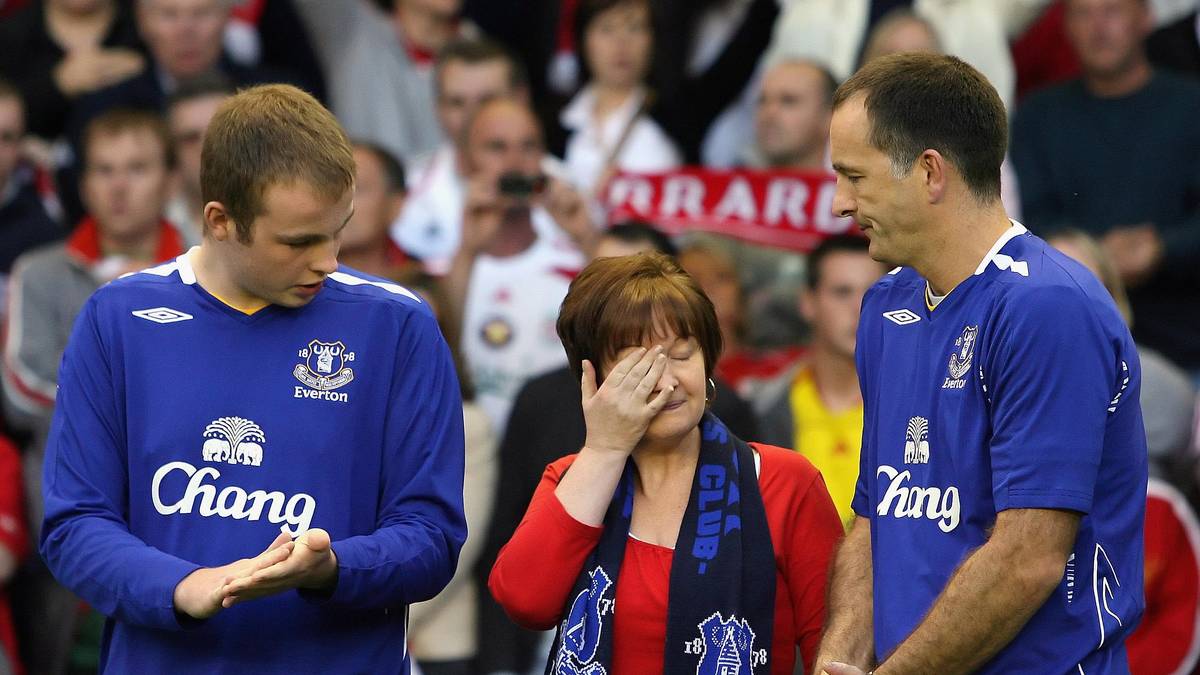 Jones ist glühender Fan von Liverpools Erzrivalen Everton. Trotzdem spielen die Reds vor Anpfiff des Champions-League-Qualispiels zu Ehren des jungen Todesopfers das Vereinslied des großen Kontrahenten ein und verzichteten auf ihr legendäres "You'll never walk alone". Jones' Eltern waren zu Tränen gerührt