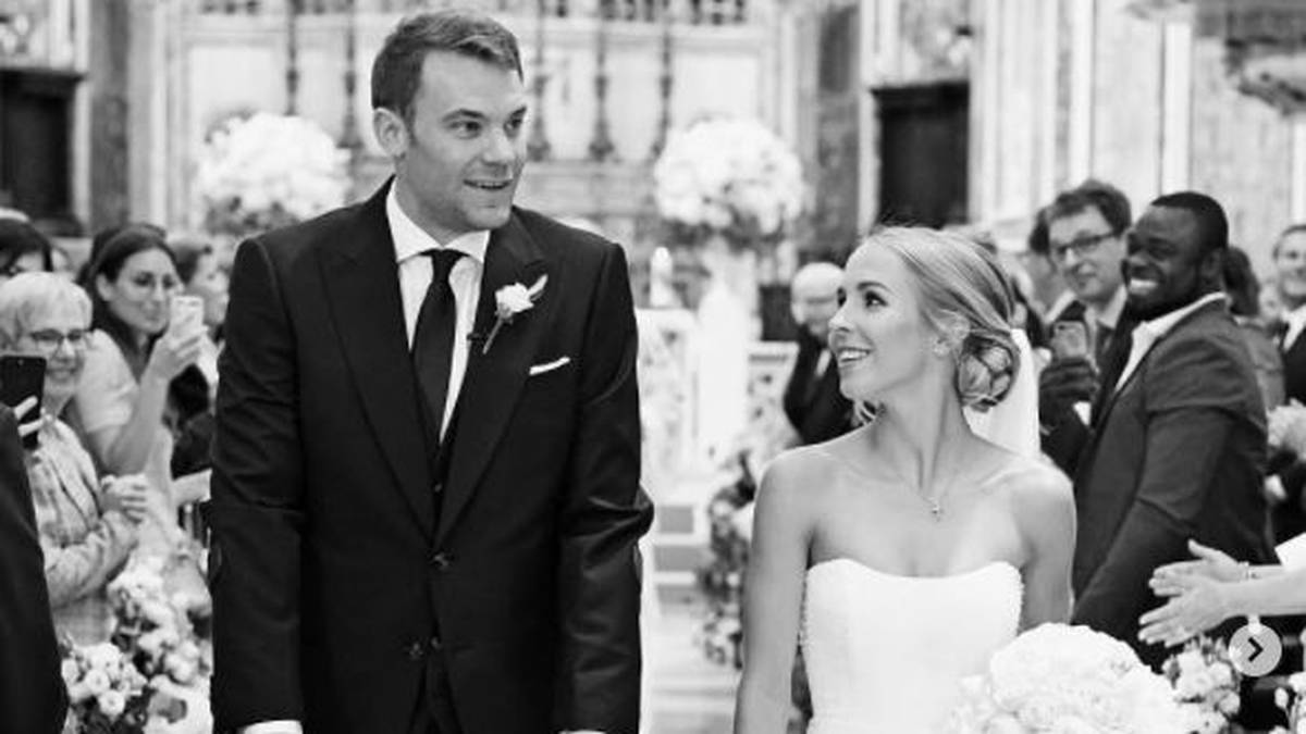 Auch Manuel Neuer und Nina Weiss geben sich das Ja-Wort. Auch auf Krücken macht der Deutsche Nationaltorwart dabei eine gute Figur.