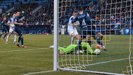 Bochum-Torwart Manuel Riemann legte sich den Ball gegen den FC Schalke 04 selbst ins Tor