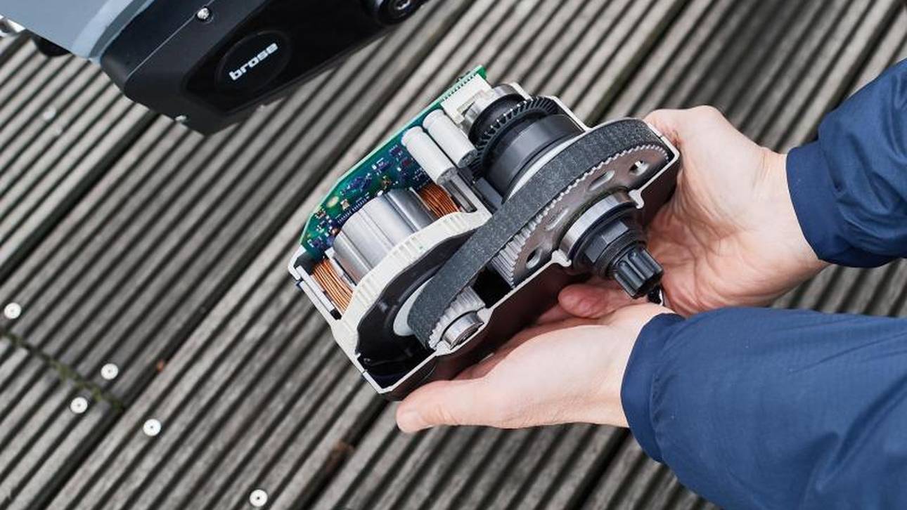 Der Elektromotor unterstützt, sobald die Radler in die Pedale treten. Ein Mittelmotor wirkt dabei direkt am Tretlager