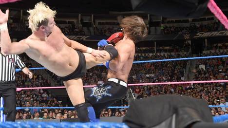 James Ellsworth (l.) besiegte WWE World Champion AJ Styles bei SmackDown Live