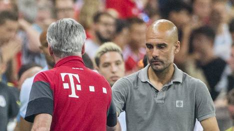 Bayern-Coach Carlo Ancelotti (links) begrüßt seinen Vorgänger Pep Guardiola