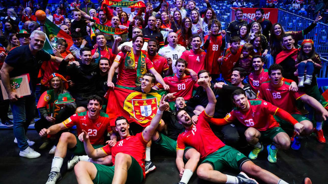 Portugals Team bejubelt mit seinen Fans den Einzug ins WM-Viertelfinale