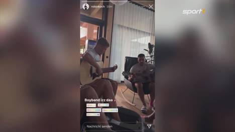 Da haben andere Fußballer schon schiefer gesungen: Joshua Kimmich, Serge Gnabry und Kevin Volland packen die Gitarre aus und mutieren zur Boyband.