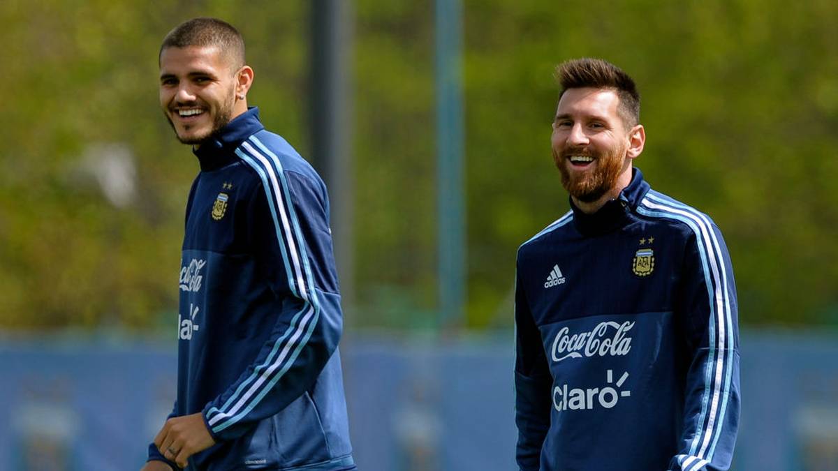 Wie gut verstehen sich Mauro Icardi (l.) und Lionel Messi? Gerüchten, wonach beide Argentinier verkracht seien, widersprach Icardi nun. "Er ist der beste Spieler der Welt und ich schätze ihn enorm", sagte der von Inter an PSG ausgeliehene Stürmer dem französischen TV-Sender "Canal+" - und sprach auch über die Rolle seiner Frau