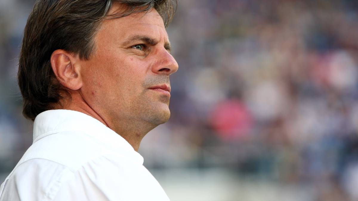 Falko Götz trainierte in der Bundesliga unter anderem 1860 München und Hertha BSC. Als Spieler verbrachte er zwei erfolgreiche Jahre in der Türkei. Er wurde mit Galatasaray Istanbul Meister und Pokalsieger 