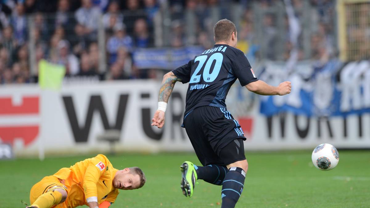 Pierre-Michel Lasogga ist zur Stelle, reagiert gedankenschnell und schiebt die Kugel zum 2:0 für den HSV über die Linie