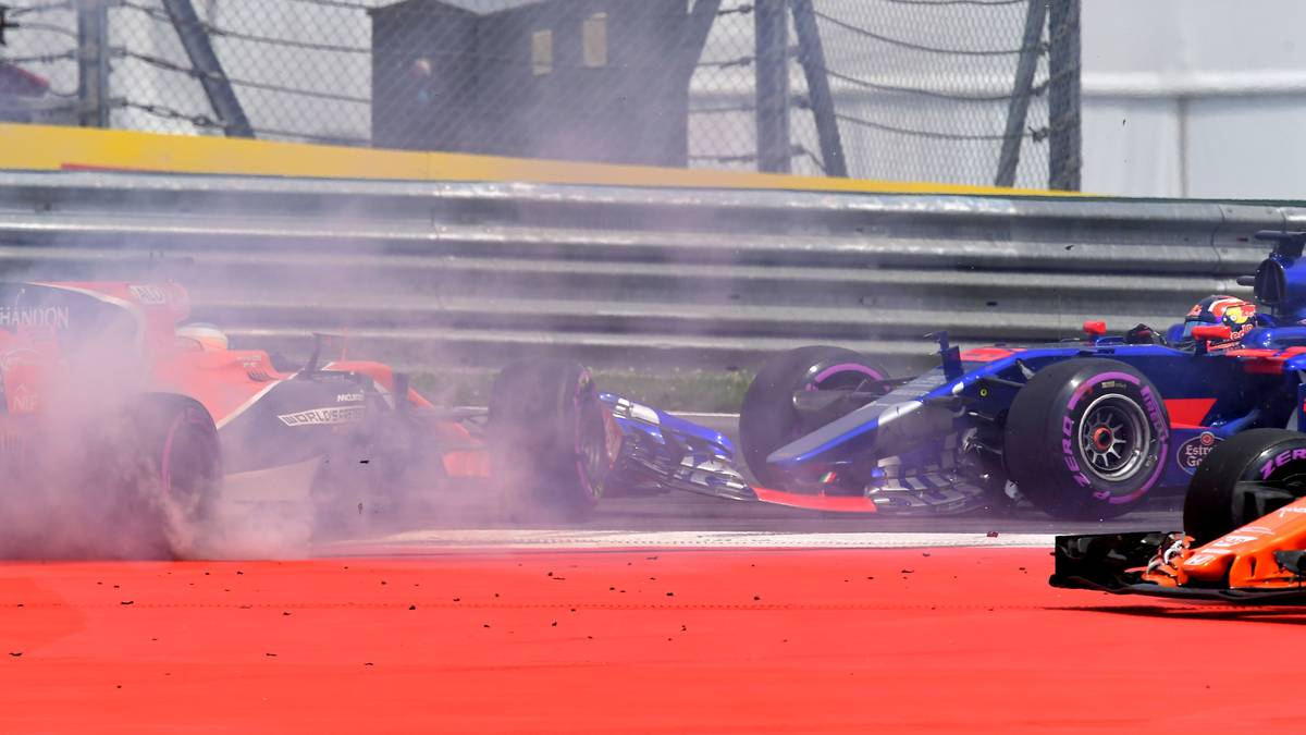 FLOP - DANIIL KWJAT: Komplett überzogen ist sein Start, viel zu spät bremst er vor der ersten Kurve und schießt Alonso ab, der in Verstappen gedrückt wird - mit der Drive Through ist der Russe gut bedient
