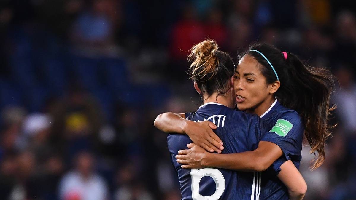 PLATZ 2 - FRANKREICH: Die Gastgeberinnen sind mit neun Punkten durch die Vorrunde marschiert, haben dabei mit Norwegen einen starken Gegner hinter sich gelassen. Sie haben nicht immer spielerisch brilliert, aber mit dem Heim-Publikum im Rücken ist alles möglich. Pech für "Les Bleues": Im Viertelfinale wartet bereits das US-Team, ein vorweggenommenes Endspiel