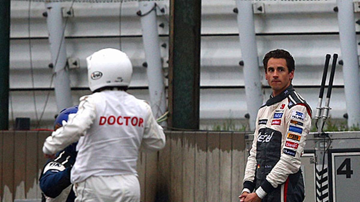 Adrian Sutil bekommt den Unfall aus nächster Nähe mit. Das Abschleppfahrzeug, das Bianchi zum Verhängis wird, war angerückt, um Sutils Boliden zu bergen, der kurz zuvor ebenfalls an gleicher Stelle von der Strecke gerutscht war. Auch zwei Monate nach dem Unfall ist Bianchi noch immer nicht bei Bewusstsein