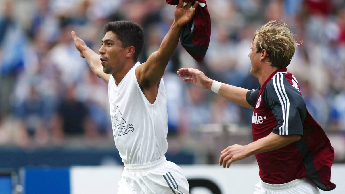 Mit den Münchnern gewinnt Elber 2001 auch die Champions League, sein größter Triumph. Der junge Herr neben ihm ist übrigens Bastian Schweinsteiger. Insgesamt hält Elber der Bundesliga zehn Jahre lang die Treue - ein wahrer Liga-Dauerbrenner