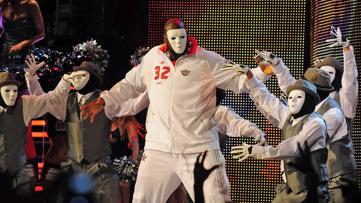 2009 dann der unvergessene 15. und letzte Auftritt Shaqs bei einem All-Star Game. In Phoenix legt er gemeinsam mit den Jabba Wockeez eine heiße Sohle aufs Parkett