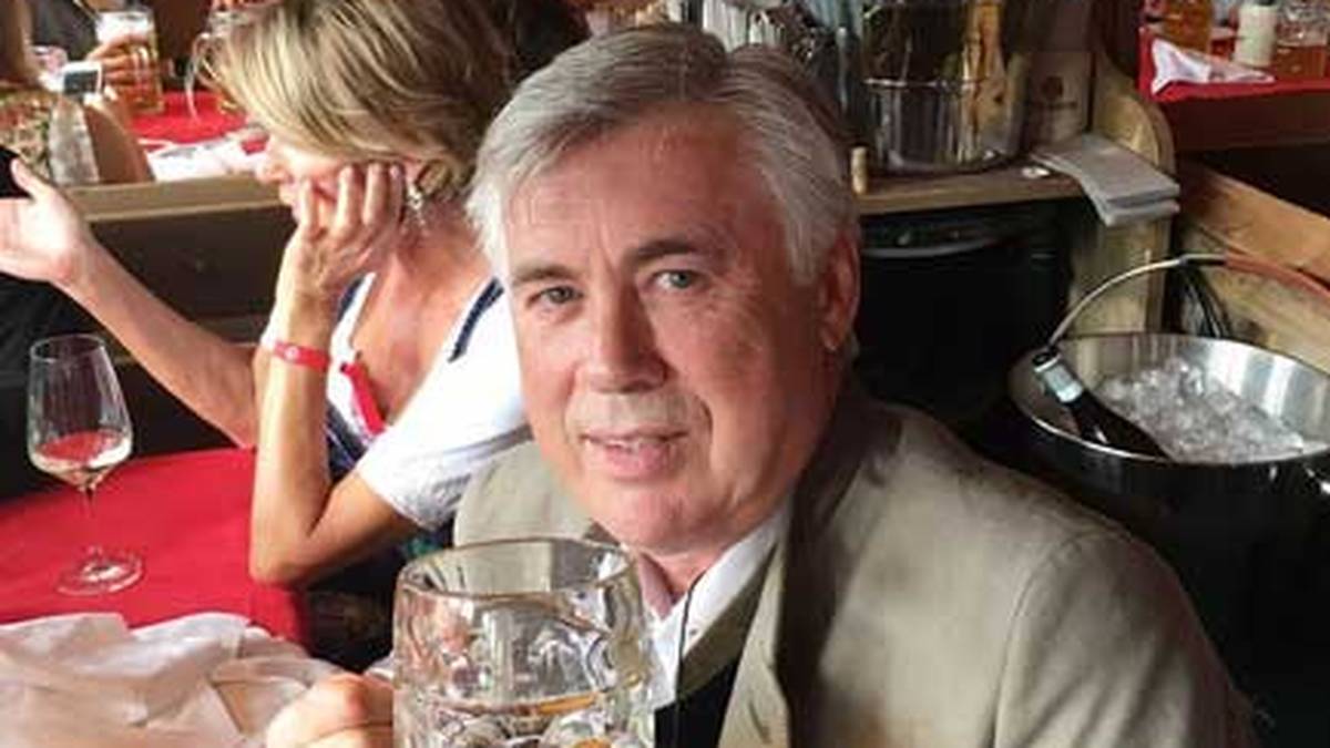 Frau Mariann belässt es dann bei einem Wein, Ancelotti zeigt sich auch als Bierliebhaber