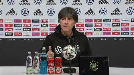 Zu Beginn des Trainingslagers gibt Bundestrainer Joachim Löw offen zu, dass die größten Baustellen der Nationalmannschaft in der Defensive liegen.