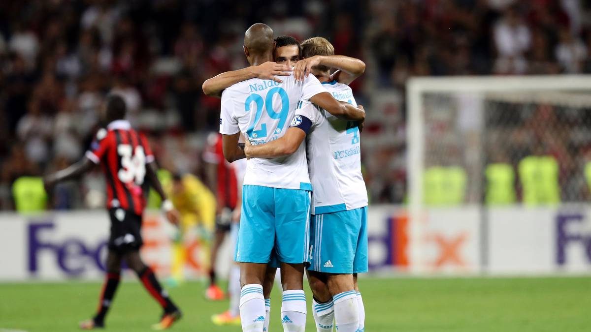 Dabei bleibt es. Schalke 04 triumphiert über Nizza. Die Spieler liegen sich erleichtert in den Armen