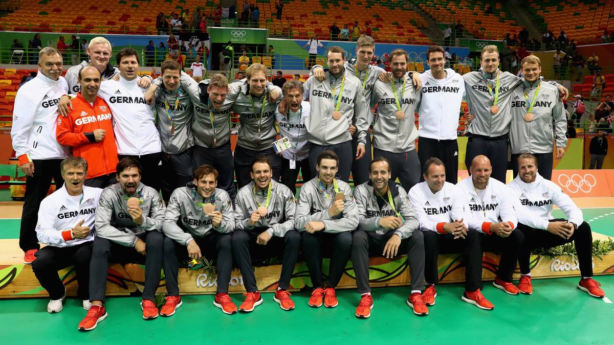 Deutschlands Handballer melden sich nach der bitteren Final-Niederlage gegen Frankreich zurück. Die Bad Boys sichern sich mit einer Gala gegen Polen die Bronzemedaille