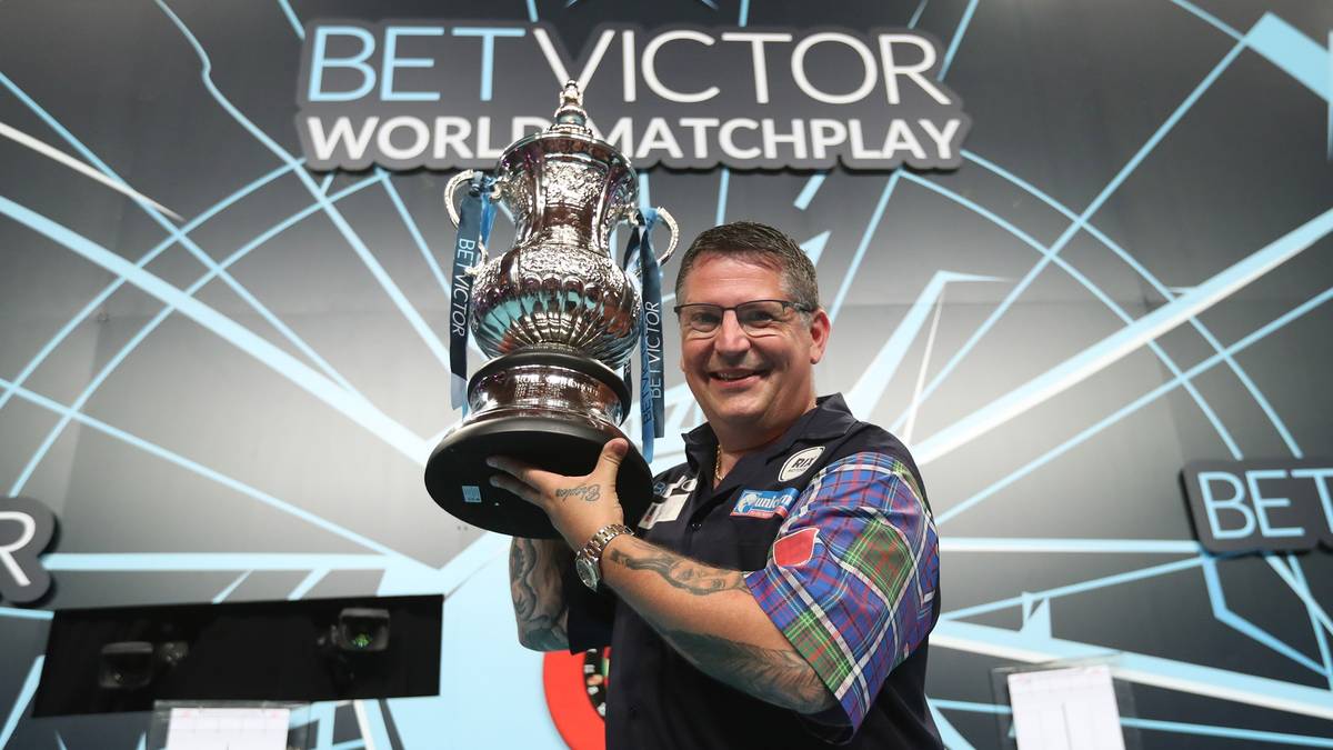 WORLD MATCHPLAY, 20. bis 28. Juli: Es ist das zweitwichtigste Turnier im Kalender und nach der WM das zweitälteste Darts-Turnier. In Blackpool sind die Top 16 gesetzt, 16 weitere Teilnehmer qualifizieren sich über gute Ergebnisse auf der ProTour. 2018 schnappte sich Gary Anderson die Phil-Taylor-Trophy