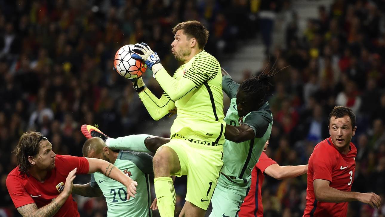 Hertha-Keeper gegen DFB-Team im Tor