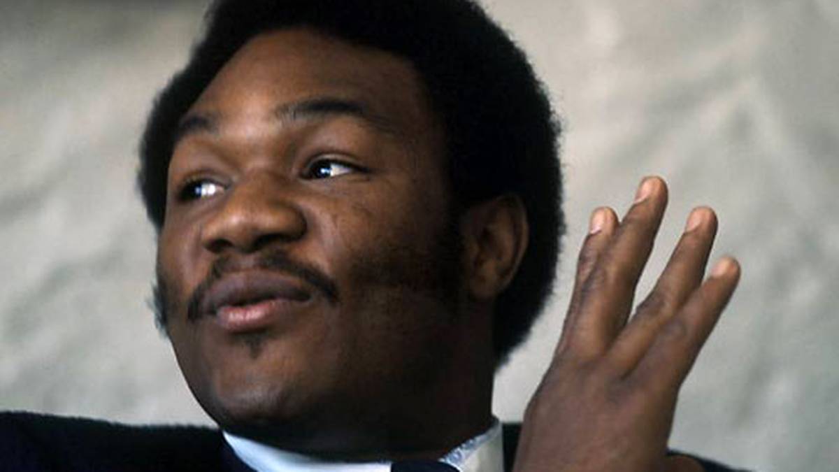 Die beiden Rückkämpfe gegen Ali verlor er zwar, ungeachtet dessen war Frazier damit ein ebenbürtiger Gegner in der wohl besten Matchserie aller Zeiten. Und außer Ali konnte auch nur ein anderer Boxer Frazier bezwingen...