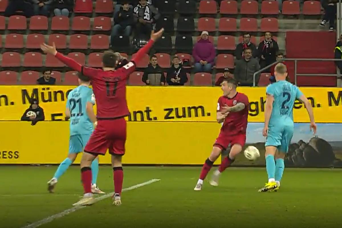 Elfmeter? In der 90.+2 herrscht plötzlich helle Aufregung