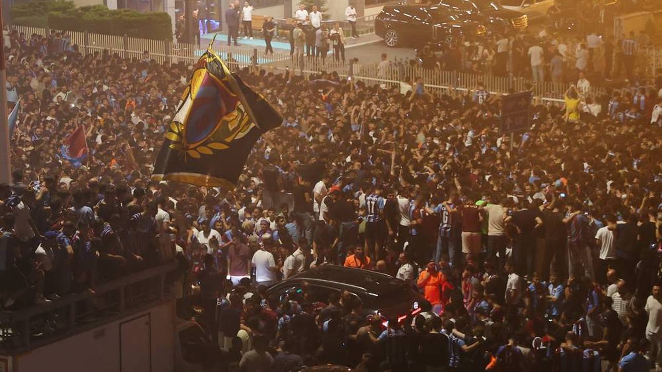 Tausende Fans versammelten sich um Salahs Ankunft in Trabzon zu erleben