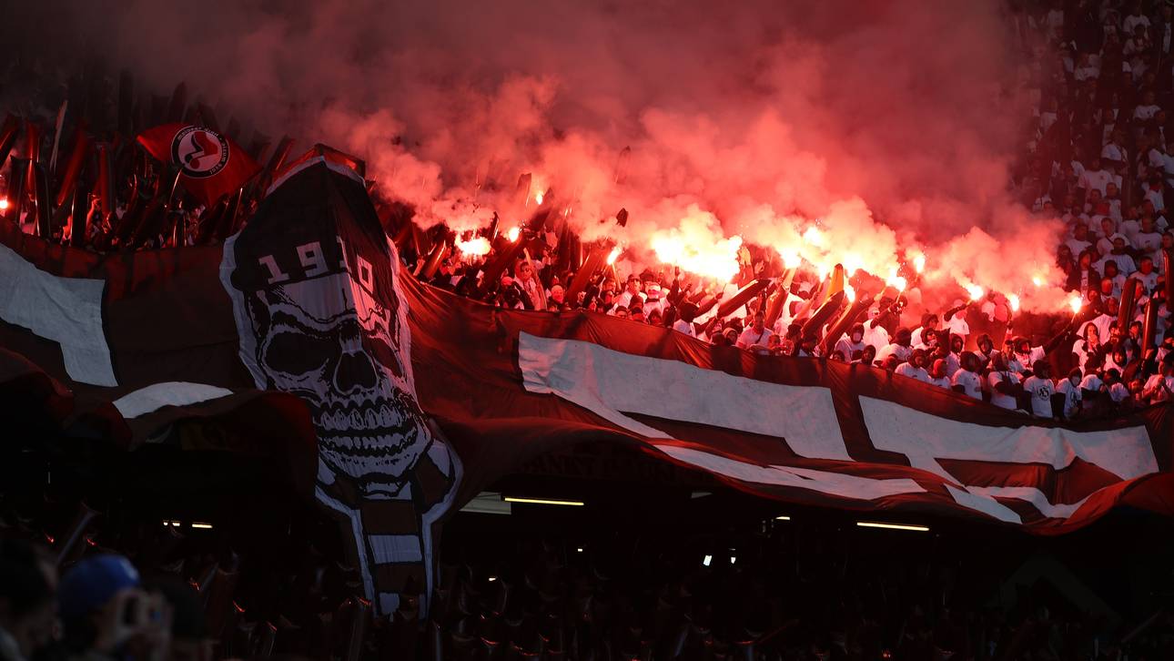 Pauli-Fans zünden Pyro im Derby