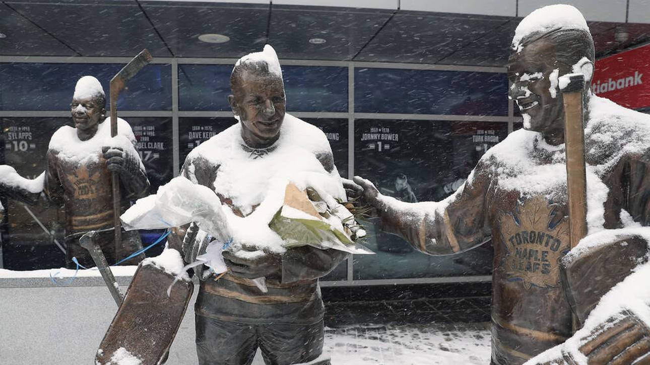 Turk Broda (r.) hat in Toronto eine Statue und gehört ebenso wie Johnny Bower zur Legends Row vor der Arena