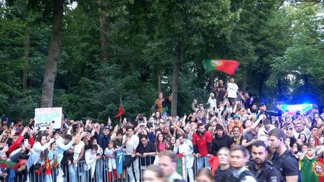 Am Donnerstagabend landete Portugal mit Superstar Cristiano Ronaldo am Flughafen Münster. Der Portugal-Bus wurde von einem Motorrad-Korso zum Teamhotel begleitet, wo 6.000 Fans die Nationalmannschaft in Empfang nahmen.