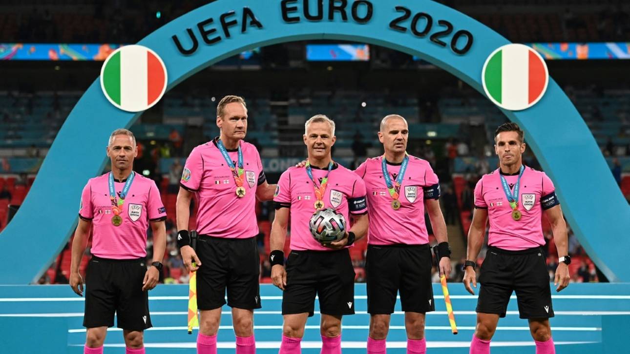 Große Ehre für Schiri Kuipers