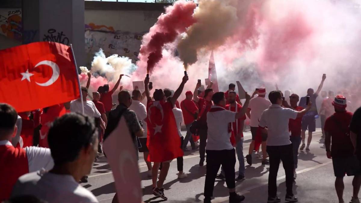 Rot-weißes-Farbenmeer! Türkische Fans in Feier-Laune