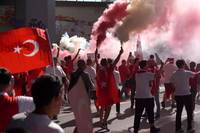 Vor dem letzten Gruppenspiel gegen Tschechien ziehen die türkischen Fans durch Hamburg und färben die Stadt in rot und weiß. 