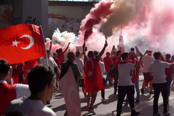 Rot-weißes-Farbenmeer! Türkische Fans in Feier-Laune