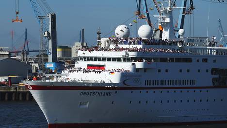 Die deutschen Olympia-Athleten kommen mit der MS Deutschland im Hamburger Hafen an