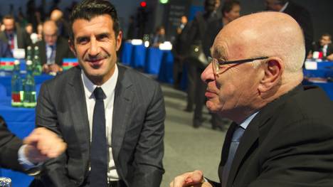 Luis Figo und Michael van Praag im Dialog beim UEFA-Kongress in Wien