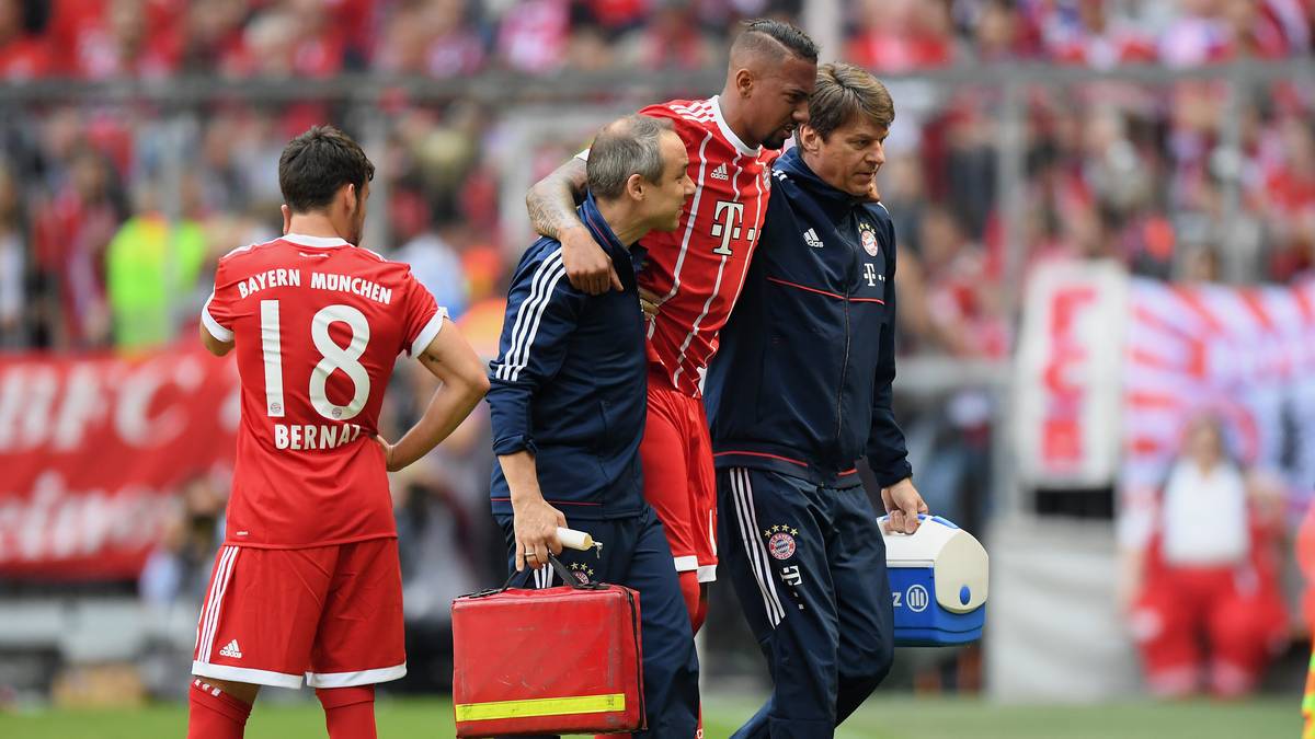 Für ihn ist die Partie nach zehn Minuten zuende. Der Innenverteidiger muss vom Platz und wird von Joshua Kimmich ersetzt