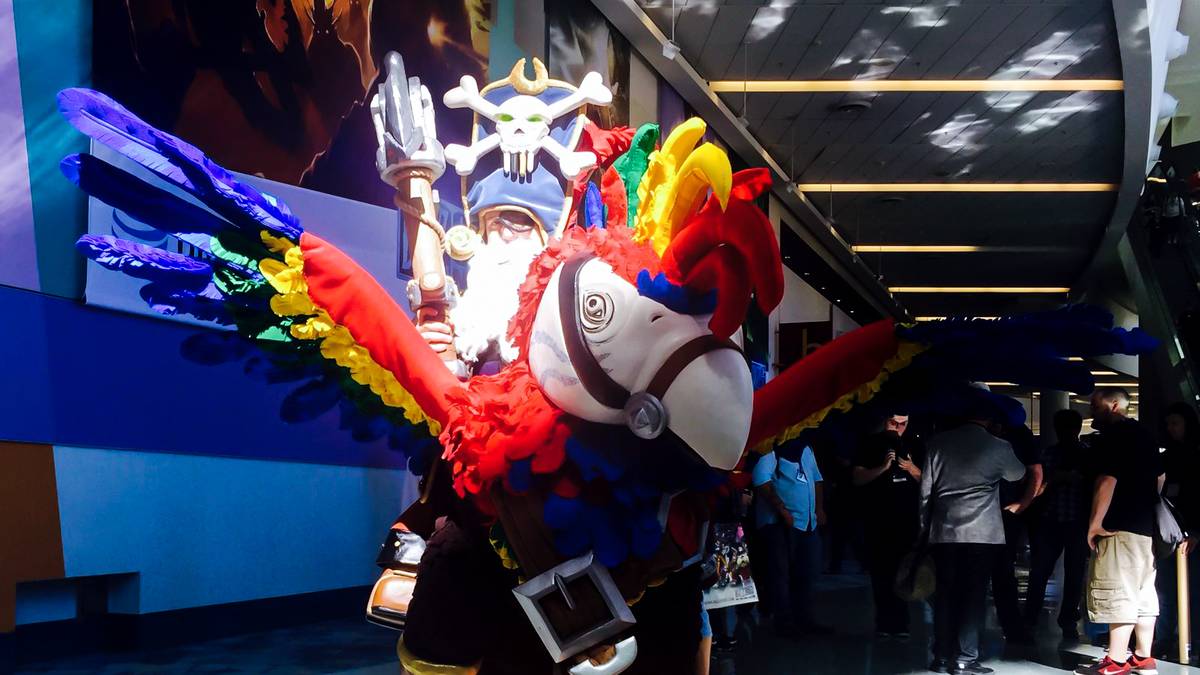 Dieser Pirat ist auf seinem Papagei angereist