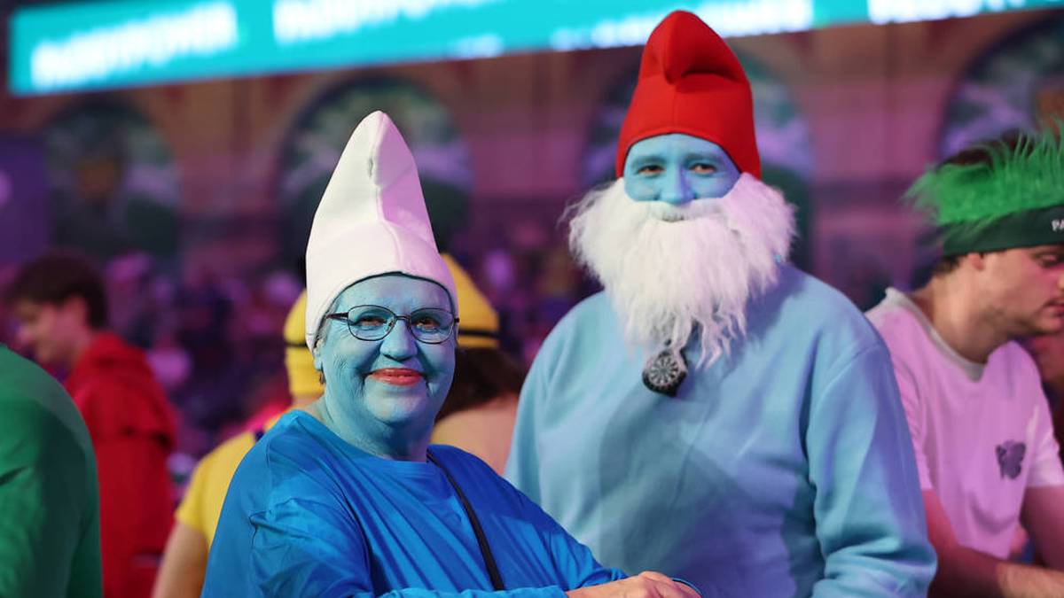 Diese beiden Fans haben sich  bei ihrem Schlümpfe-Kostüm mächtig ins Zeug gelegt